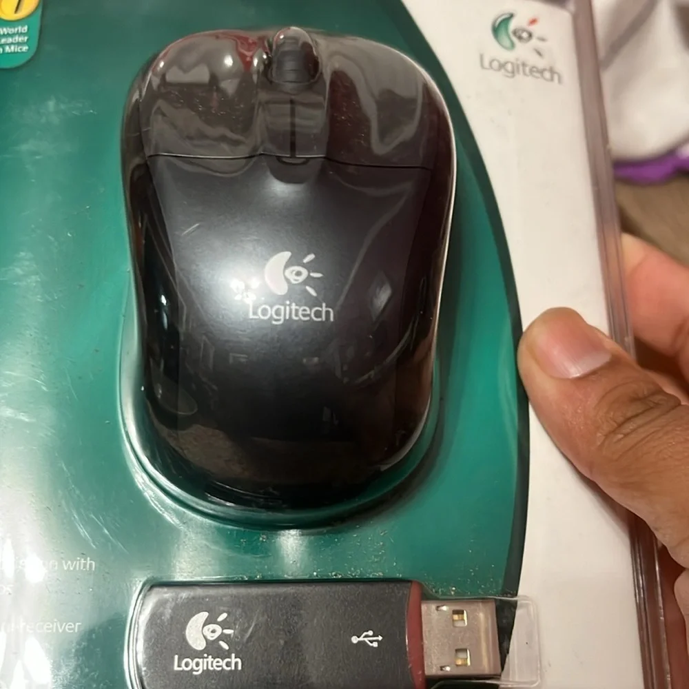Logitech V220 Cordless optical mouse for notebooks. Compact comfort.